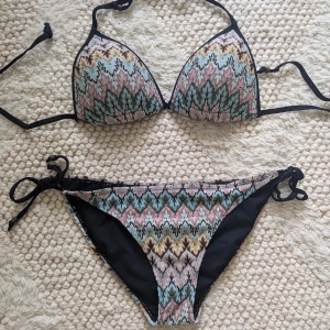 Missoni liknande bikini - Bikini med lätt push up från Primark. Liknar missoni mönster, väldigt vackra färger och är endast använd vid enstaka tillfällen. Bra skick!! 🌸💕 Bortklippta lappar, men är storlek Medium, toppen passar cirka C-kupa. 