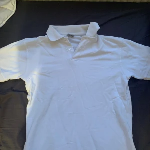 Fet vit piké  - Hej säljer nu en fet piké i storlek 12-14 Super skick, knappt använd! Märke Uni Polo Ny pris 1299kr Mitt pris: 299kr! Pris kan diskuteras!