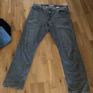 Jack&Jones jeans  - Säljer nu mina Jack&Jones jeans som jag växt ur. De är i storleken 34 34, och skicket är 8/10.