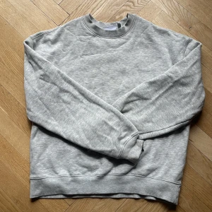 Tröja - Tröja från weekdsy som jag säljer då den inte kommit till användning. Skriv för fler bilder 🩶Nypris 300kr