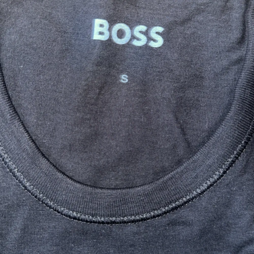 2 st Hugo boss t shirts i storlek S. 2st för 150, 1 för 99. Helt äkta och helt oanvända, glömde att lämna tillbaka och har redan tillräckligt med T-Shirts.. T-shirts.