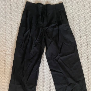 Svarta högmidjade linnebyxor - Aldrig använd   Storlek XL men passar L