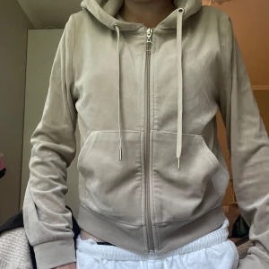 Ziphoodie - Mysig ziphoddie, nästan aldrig använd😗Storlek M men VÄLDIGT liten i storlek! Kontaka mig om frågor mm.💖 