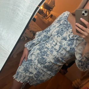 Vit/blå klänning  - Jätte fin klänning med dragsko i mitten! Stretchig och aldrig använd! Älskar den men kommer inte till användning:)