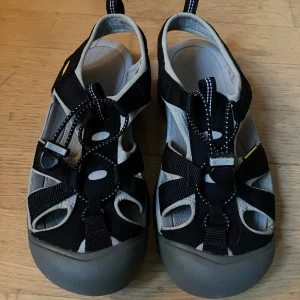 Keen sandaler nyskick  - Svarta sandaler från Keen stl 39 unisex. Aldrig använda. 