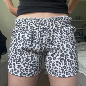 Leopardshorts - Tunna shorts med leopardmönster! Luftiga att använda❣️ Använda ett fåtal gånger. Storlek 158/164! Hör av er om det är något😜