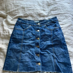 jeanskjol  - hej! säljer denna mörkblåa jeanskjol från Gina Tricot i storlek 38! Den är köpt för cirka 3-4 år sedan och inte använd mer än ett par gånger, därav i så gott som nyskick! 