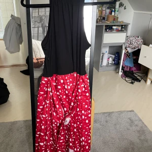 Klänning  - Säljer denna klänning från SHEIN