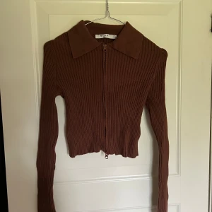 Långärmad tröja med dragkedja  - Fin långärmad tröja med dragkedja från nakd 🤎