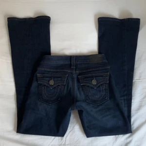 True religion jeans - Utsvängda och lågmidjade vintage true religion jeans. Gammal modell. Midja 36cm innerben 76cm, jag på bilden är 163
