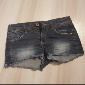 Lågmidjade Shorts - Säljer mina lågmidjade shorts! Säljer pågrund av att de är för små! De är i storlek 34 men skulle även säga att de passar i 32!💕💕