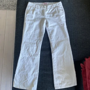 Lågmidjade jeans  - Super söta vita lågmidjade Manchester jeans älskar dessa men dem va lite för korta för mig 💞💞💞 
