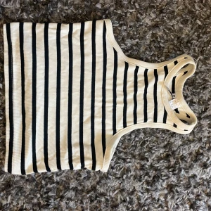 Randigt linne - Stretchiga linne med ränder som passar till basic outfits likasom en snygg topp som kan få en tråkig outfit att bli mer intressant! 