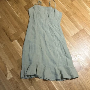 2 stycken Klänningar i färg av grön och lila - Linneklänningar, knappt använda  och i fint skick 