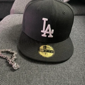 NY LA KEPS 7 7/8 passar alla typ - 7 7/8 passar ungefär alla du det är den mest sålda storleken bra skick säljer pga ska flytta och behöver inte längre