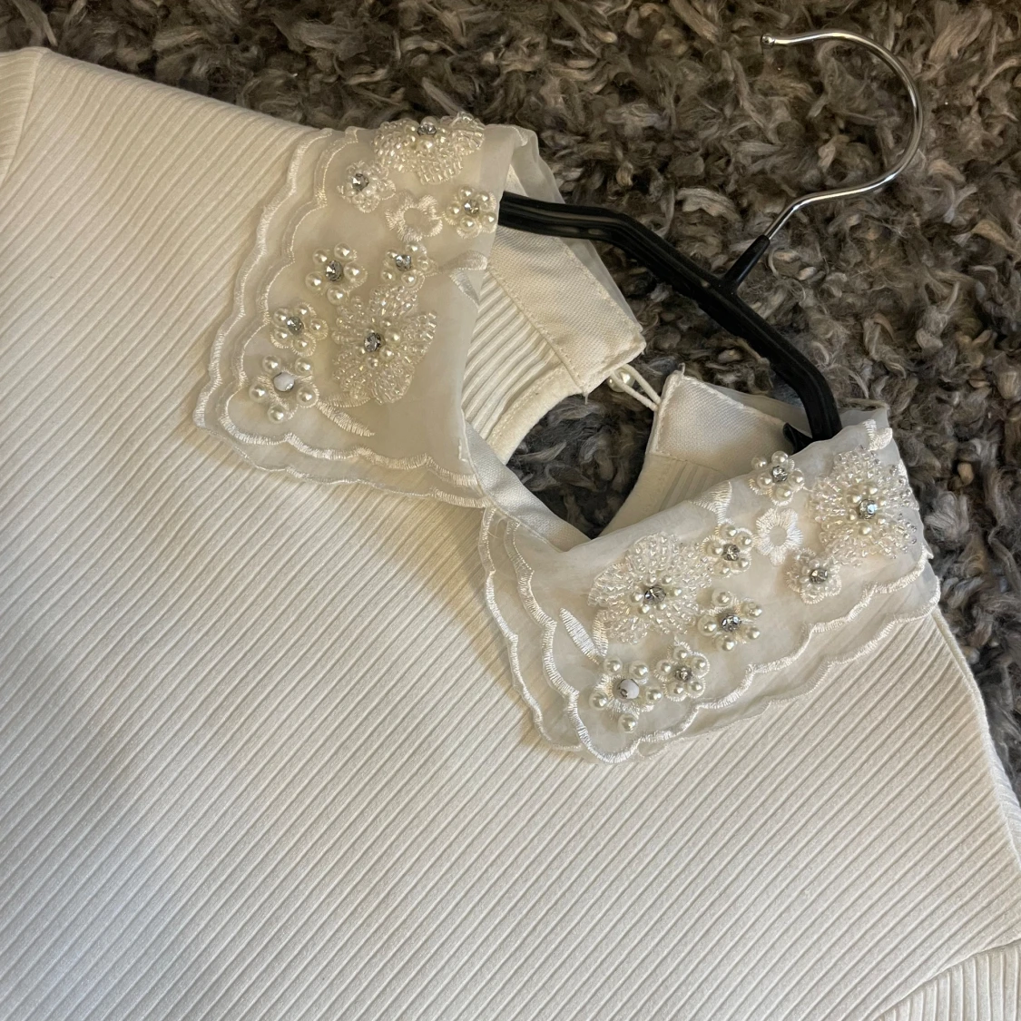 Blus med volang och pärlor  - 91