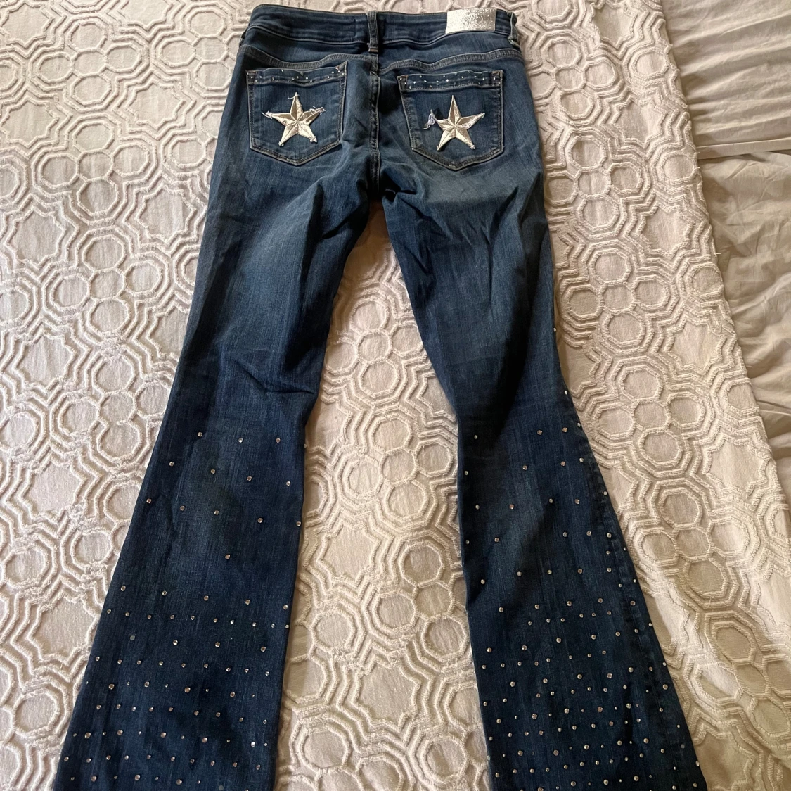 Lågmidjade bootcutjeans med glitterstenar