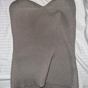 H&M tubtopp - En tubtopp från H&M i storlek 5 M, använt fortal gånger, den är som nyskick💕💕