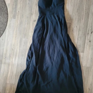 Marinblå balklänning  - Säljer min balklänning dom jag använt endas en gång under min bal i år. En fin och hörkig klänning, även ett svalt matrial som passar bra i ett fint väder.