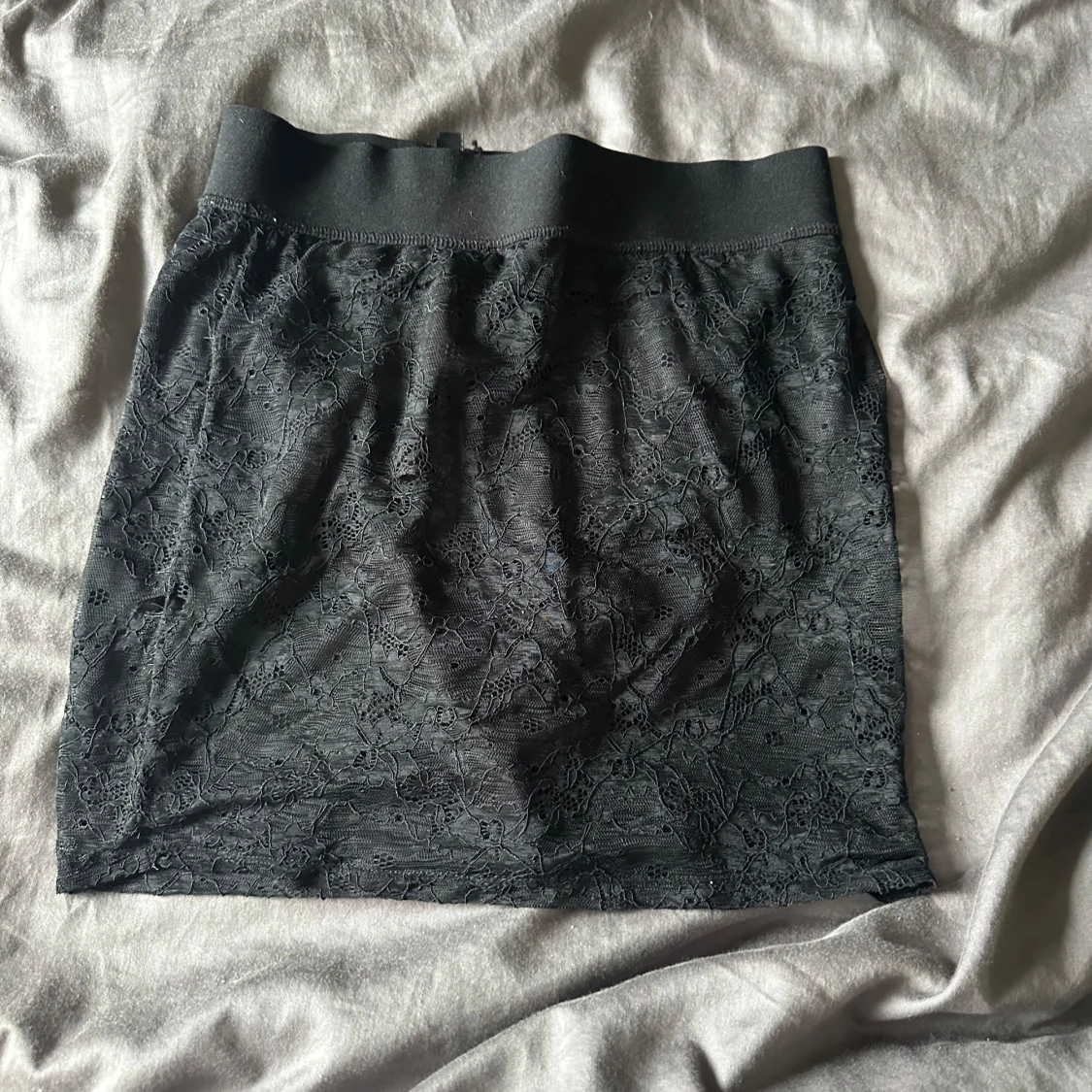 Svart kjol med spetsdetaljer