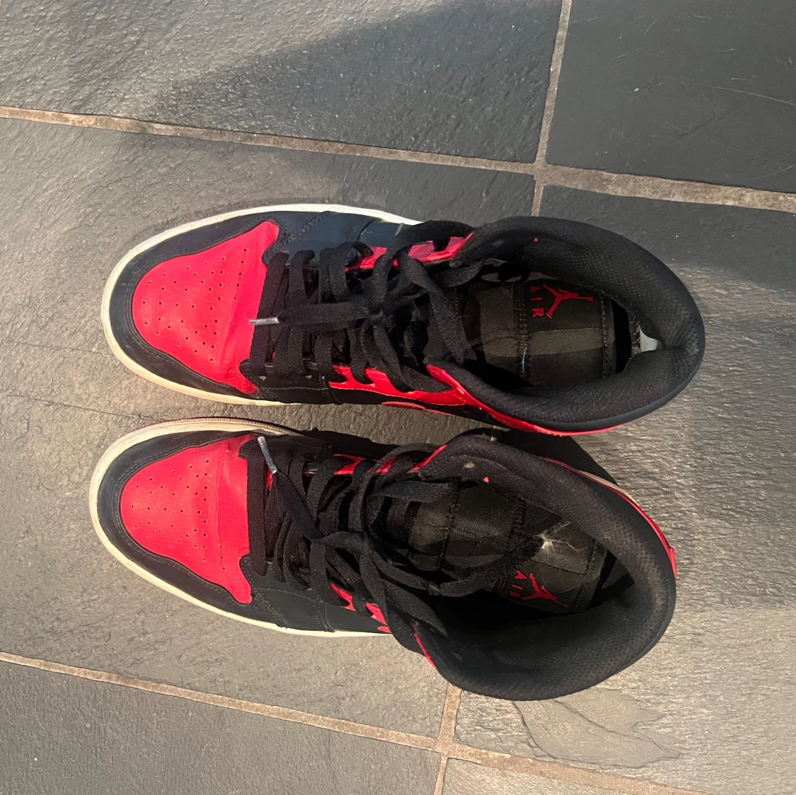 Air Jordan 1 Mid Röda storlek 41 - 91