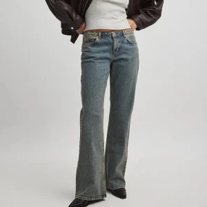 Lågmidjade jeans NAKD - Säljer dessa sjukt snygga lågmidjade jeans från NAKD pga för stor storlek. Bara använda några få gånger men lite smått smått slitna längst ner då dem är för långa för mig. 🩷 nypris 799