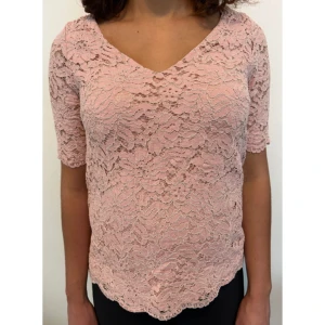 Rosa kortärmad tröja - Säljer den här rosa kortärmade tröjan, använt en del gånger men är fortfarande i bra skick 🩷