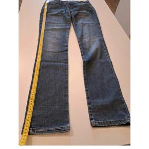 Gamla 2000s äkta LEE jeans. Finns inte kvar längre. Tall girl friendly(Passar upp till 172cm)  inte min stil längre tyvärr Men jätte snygga!!! XS/S , 😍😍😍 (pris kan diskuteras)