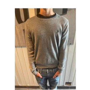 Polo tröja - Fin polo tröja, funkar till varierande tillfällen. Knappt använd i bra skick!