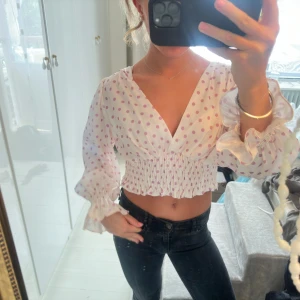 Zara topp!! - Så söt prickig topp från zara! Fint skick storlek M men passar mindre!