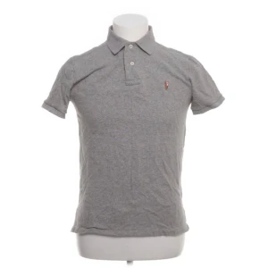 Ralph lauren pike tröja  - Den finns tecken på användning men den är väl omhändertagen och inga defekter. Nypris ca 1400kr mitt pris 299 mitt pris kan diskuteras  Tveka inte att fråga 