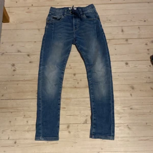 Lab industries jeans - Säljer dessa jeans i storlek 140 från lab industries skicket är 6/10 dom är använda sömmen har lossnat lite på högra fickan och knuten är svår och få upp men det ska nog gå. Det är bara att fråga om du har några funderingar priset är inte fast 
