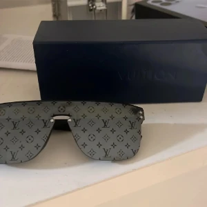 Louis Vuitton solglasögon - Helt nya solglasögon från Lv. Fräscha och rep fria.