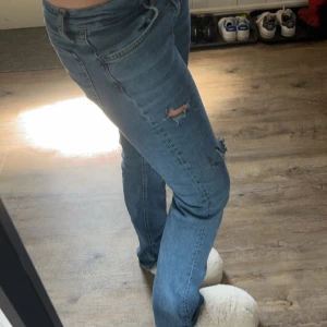 jeans med hål - jättesnygga men kommer inte till användning, gjort hålen själv