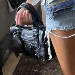 Väska  - Säljer min ballenciaga liknande väska då den inte kommer till användning längre. 