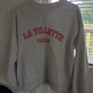 Sweatshirt  - Säljer en sweatshirt från H&M. Mycket använd, sliten men ser bra ut förutom att den har ändrat färg i tvätten! Strl M. Säljer den för 40kr + frakt! 