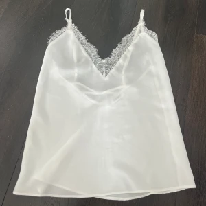 Linne - Superfint vitt linne lite figursydd i modellen 