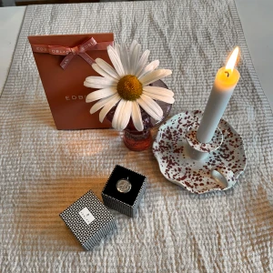 Berlock  Edblad  - Berlock från Edblad berlocken har ett peace märke på Den är i stål  I ny skick, vill ni ha smycket skickat i en Edblads påse kostar det 15 kr extra  + frakt