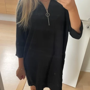 Svart klänning  - Jättefin svart klänning från monki men en dragkedja vid halsen! Storlek XXS men skulle säga att den sitter mer som XS/S. Klänningen är i fint skick! Hör av dig vid frågor eller önskemål om fler bilder🖤