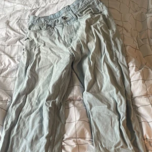 Vailent jeans - Vailent jeans som har några hål vid låren och vid benen
