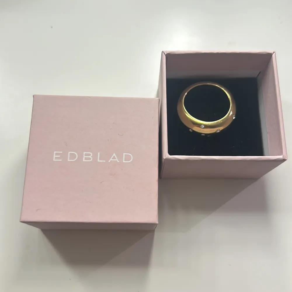 Säljer min näst intill oanvända Edblad ring. Säljer då den är för stor för mig. Storlek XL (19.5mm) men man kan limma med limpistol längst ner så den blir mindre! Köpt för 399kr. Jag säljer den för 250kr+frakt. Accessoarer.