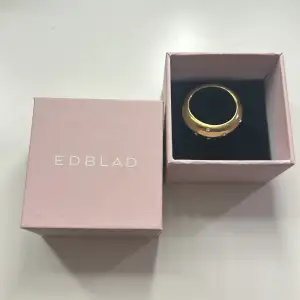 Säljer min näst intill oanvända Edblad ring. Säljer då den är för stor för mig. Storlek XL (19.5mm). Köpt för 399kr Jag säljer den för 250kr+frakt