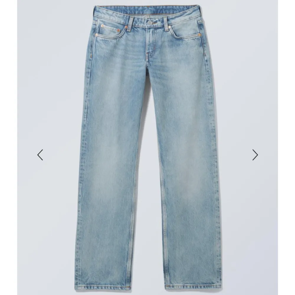 Lågmidjade jeans från Weekday i modellen arrow. Nypris: 590 kr och säljer nu för 350 kr. Skriv för fler bilder eller förhandling av pris!🫶🏼. Jeans & Byxor.