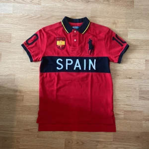 Ralph Lauren Spain Polo/Pike - !skicka bud för snabb affär! Fet Ralph Lauren spann polo, sädd på chiefkeef o TSM Daequan🙏😤 Storlek S i perfekt skick. Skriv om ni undrar någonting eller om ni vill ha fler bilder 📲