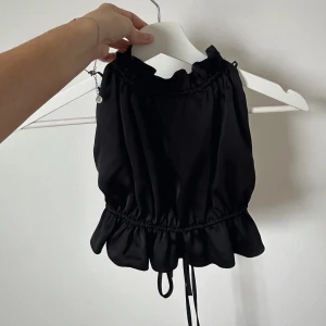 Topp - Svart topp med helt öppen rygg från Gina Tricot. Storlek 40 men passar allt från 34-40 beroende på hur täckande man vill att toppen ska vara🌸   (Toppen är endast använd ett fåtal gånger)