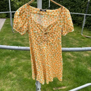 Härlig sommarklänning - En blommig sommarklänning i storlek M. Helt ny men saknar prislapp. Består av 2% elastine och 98% bomull. Går lite inåt i midjan. Kommer från BikBok. Pris kan diskuteras😁