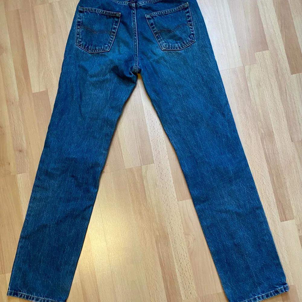 Högmidjade Levis jeans storlek 29/32. Lite slitna vid knäna. Jeans & Byxor.