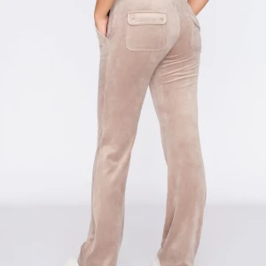 Juicy byxor - Säljer dessa beiga juicy byxor i storlek S som inte används, köpte dessa tidigare på Plick!! Fint skick!