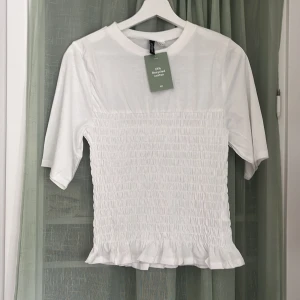 Helt ny slutsåld topp  - Helt ny topp från hm i storlek S, slutsåld överallt. Säljs på grund av fel storlek eller byts till xxs 