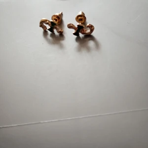 Jul örhängen käpp guldfärgad metall. - Jul örhängen käpp guldfärgad metall.